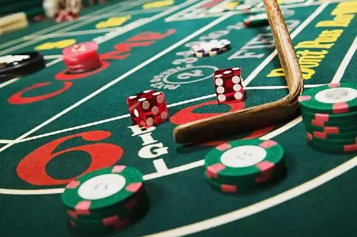 Tampilan meja AduQ di regalbet dengan kartu tertutup dan komunitas terbuka